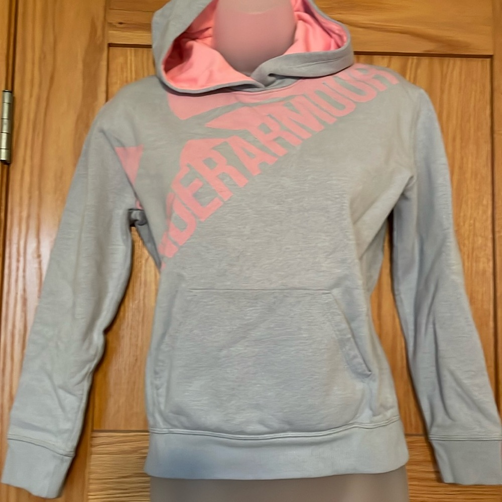 Youth under armour sweatshirt in great condition. Great for fall weather!